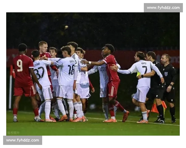 皇马与利物浦激战欧冠小组赛 双方争夺小组头名席位